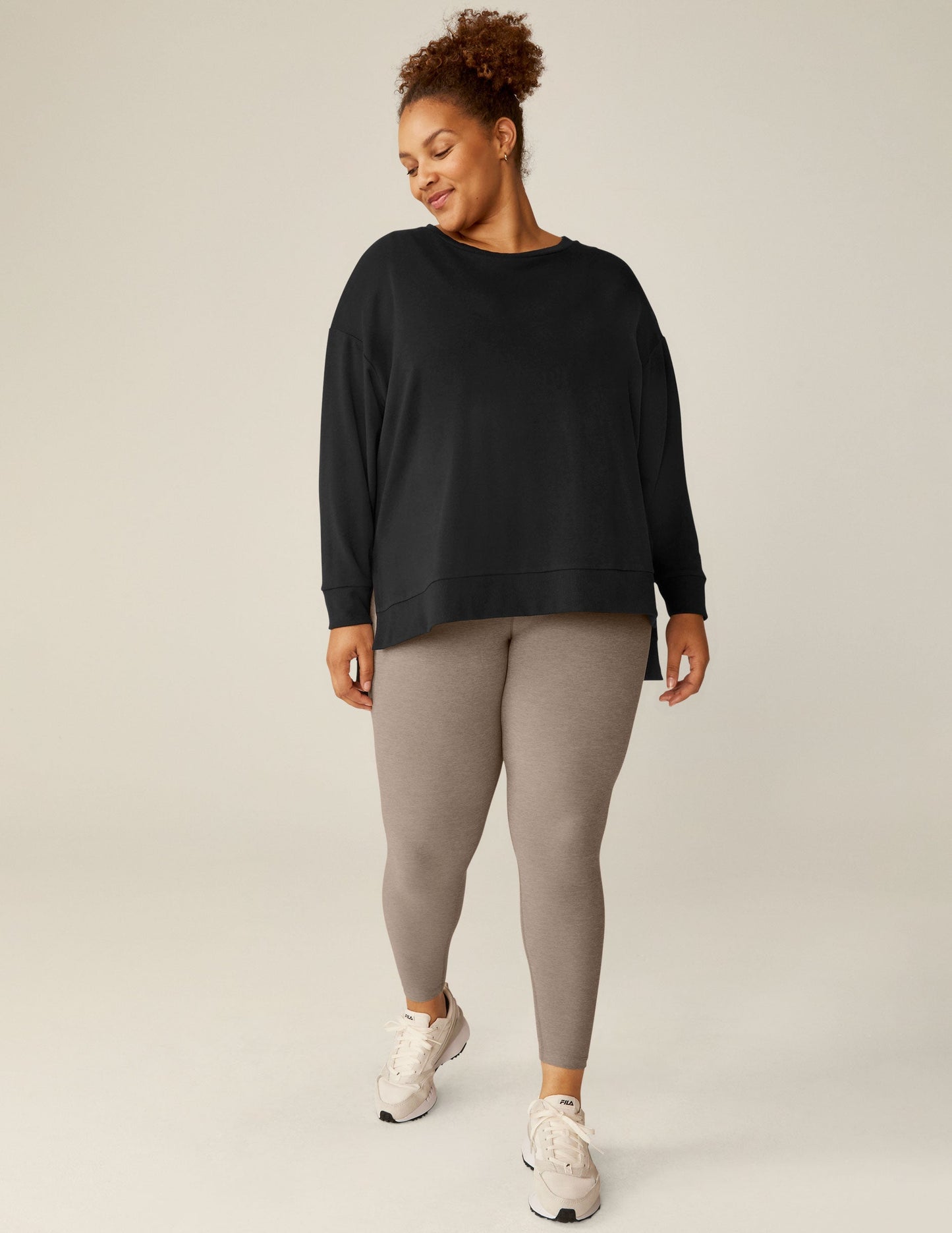 Luxurious Black Off-Duty Pullover: Cozy Oversized Fleece, Relaxed Fit, High-Low Hem