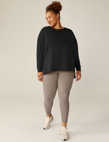 Luxurious Black Off-Duty Pullover: Cozy Oversized Fleece, Relaxed Fit, High-Low Hem