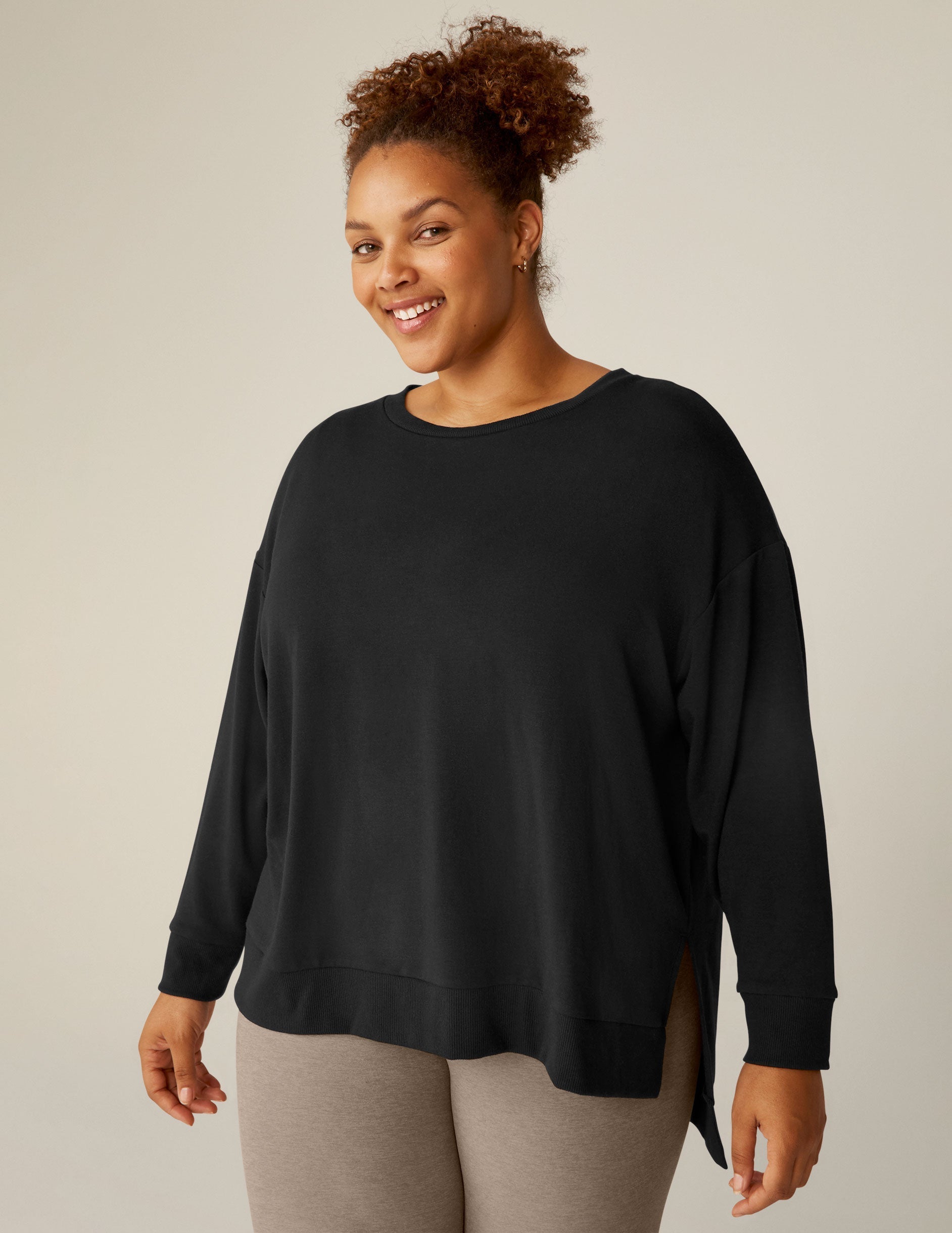 Luxurious Black Off-Duty Pullover: Cozy Oversized Fleece, Relaxed Fit, High-Low Hem