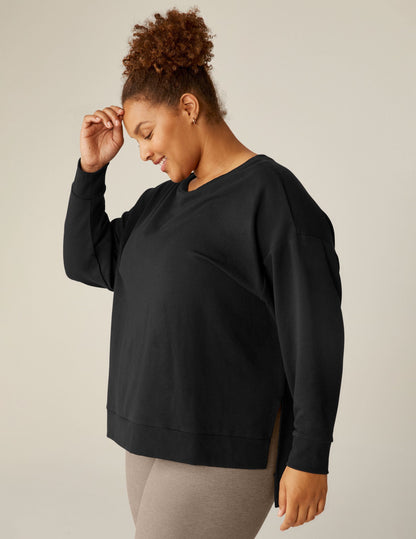 Luxurious Black Off-Duty Pullover: Cozy Oversized Fleece, Relaxed Fit, High-Low Hem