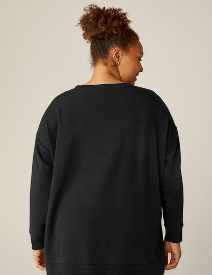 Luxurious Black Off-Duty Pullover: Cozy Oversized Fleece, Relaxed Fit, High-Low Hem