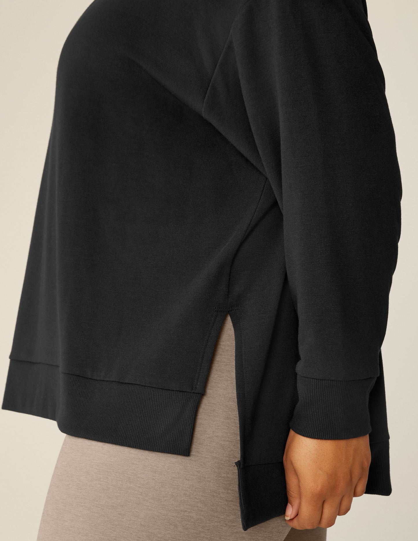 Luxurious Black Off-Duty Pullover: Cozy Oversized Fleece, Relaxed Fit, High-Low Hem