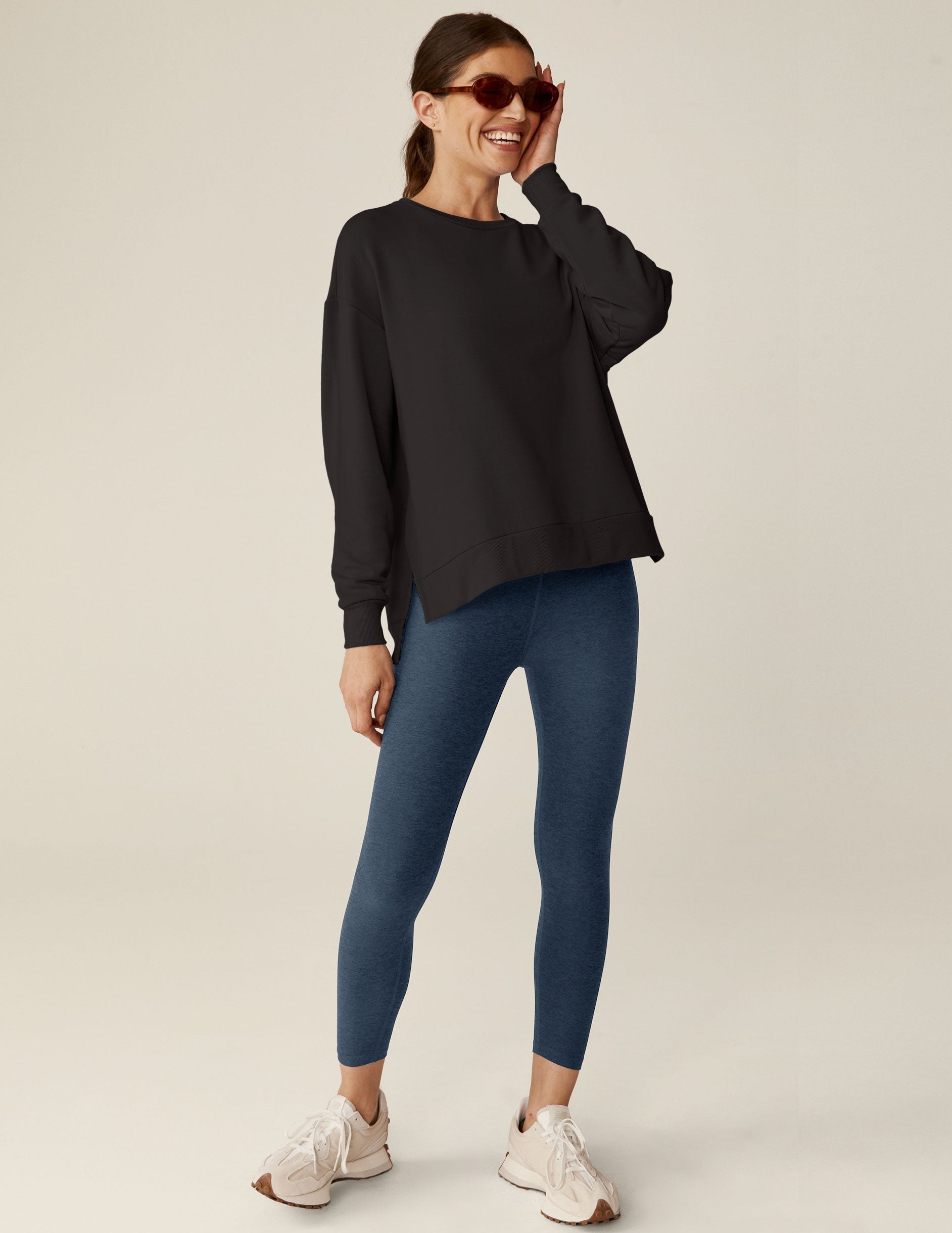 Luxurious Black Off-Duty Pullover: Cozy Oversized Fleece, Relaxed Fit, High-Low Hem