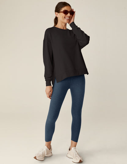 Luxurious Black Off-Duty Pullover: Cozy Oversized Fleece, Relaxed Fit, High-Low Hem