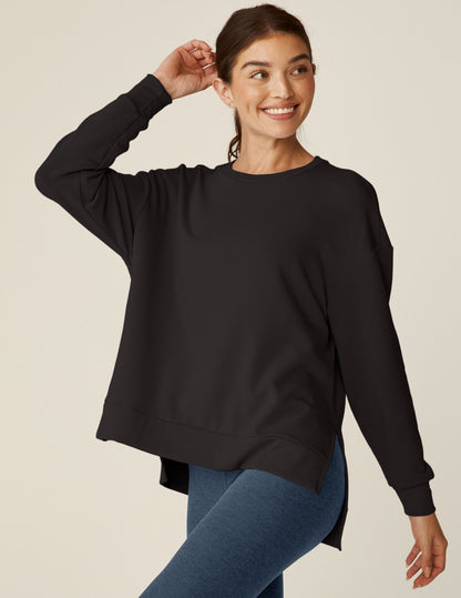 Luxurious Black Off-Duty Pullover: Cozy Oversized Fleece, Relaxed Fit, High-Low Hem