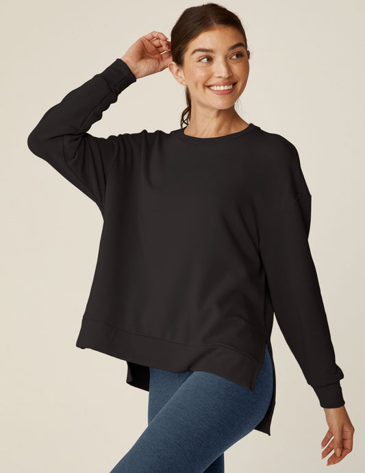 Luxurious Black Off-Duty Pullover: Cozy Oversized Fleece, Relaxed Fit, High-Low Hem