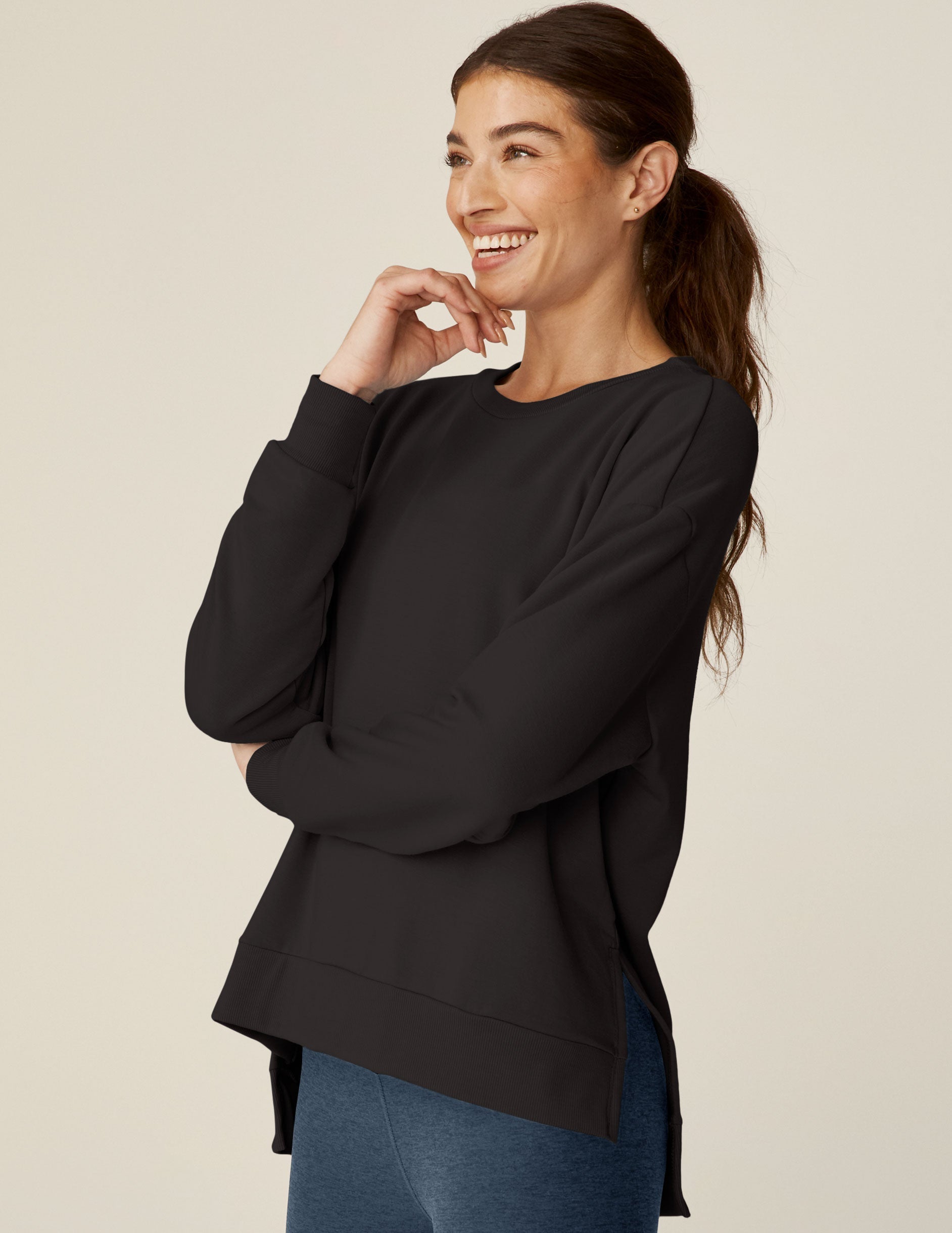 Luxurious Black Off-Duty Pullover: Cozy Oversized Fleece, Relaxed Fit, High-Low Hem