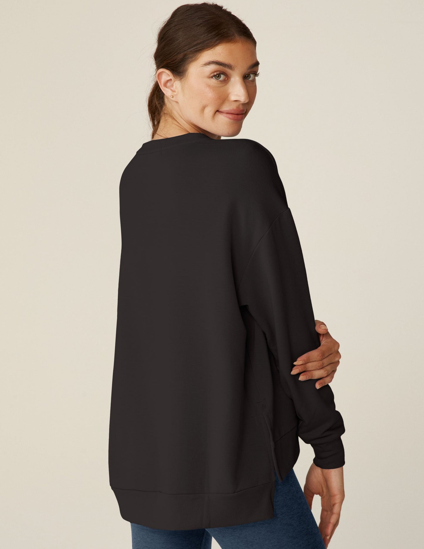 Luxurious Black Off-Duty Pullover: Cozy Oversized Fleece, Relaxed Fit, High-Low Hem