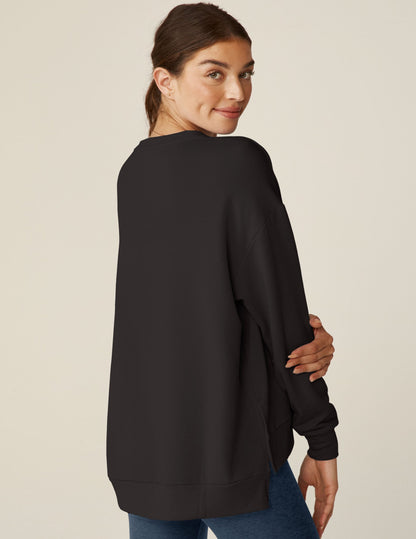 Luxurious Black Off-Duty Pullover: Cozy Oversized Fleece, Relaxed Fit, High-Low Hem