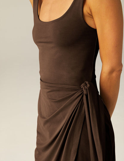 Chic Wrap-Front Midi Dress: Scoop Neck, Flowy Skirt, Versatile Everyday Wear