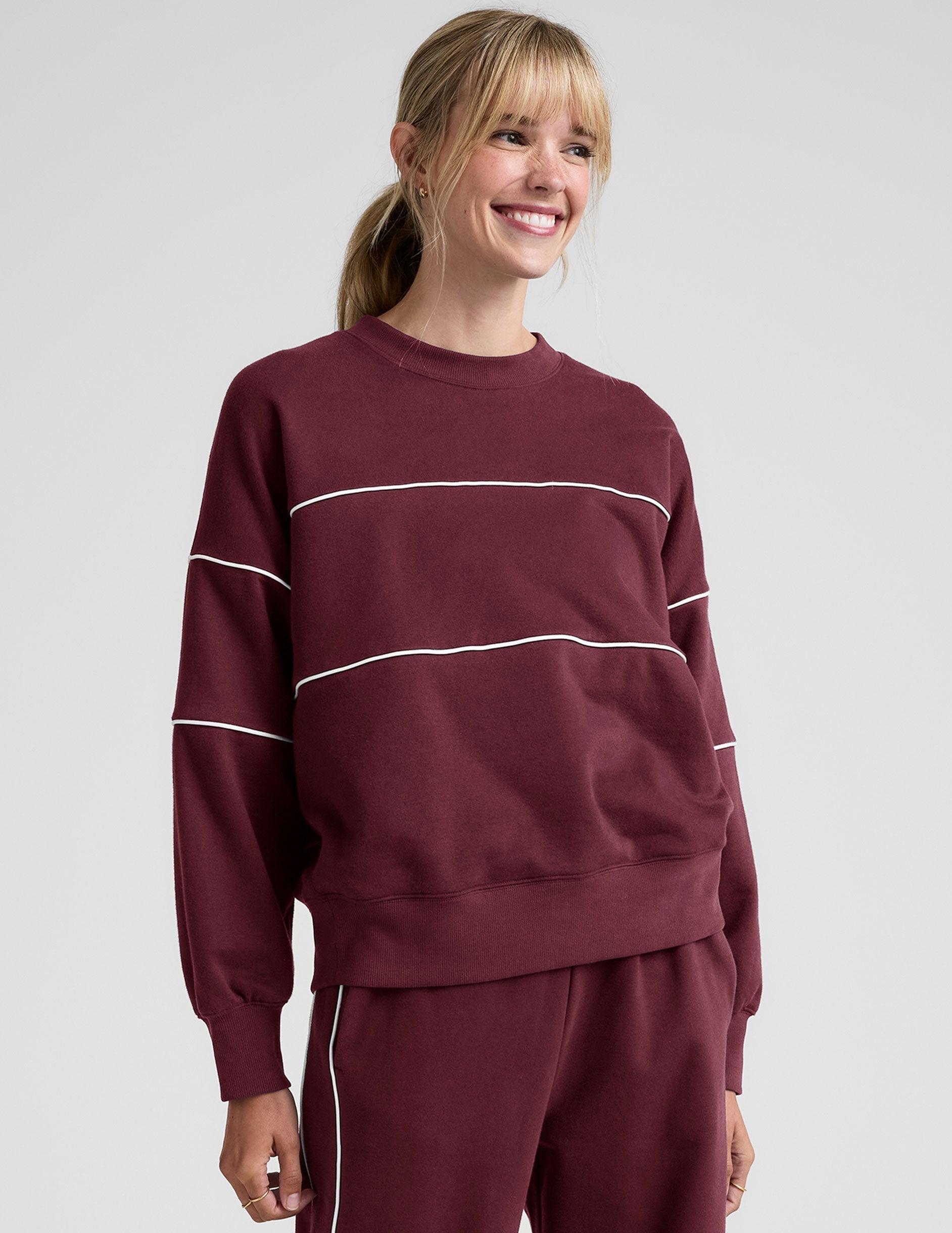 Women's LuxeFleece Oversized Crewneck Sweater: Cozy Comfort with Stylish Contrast Piping