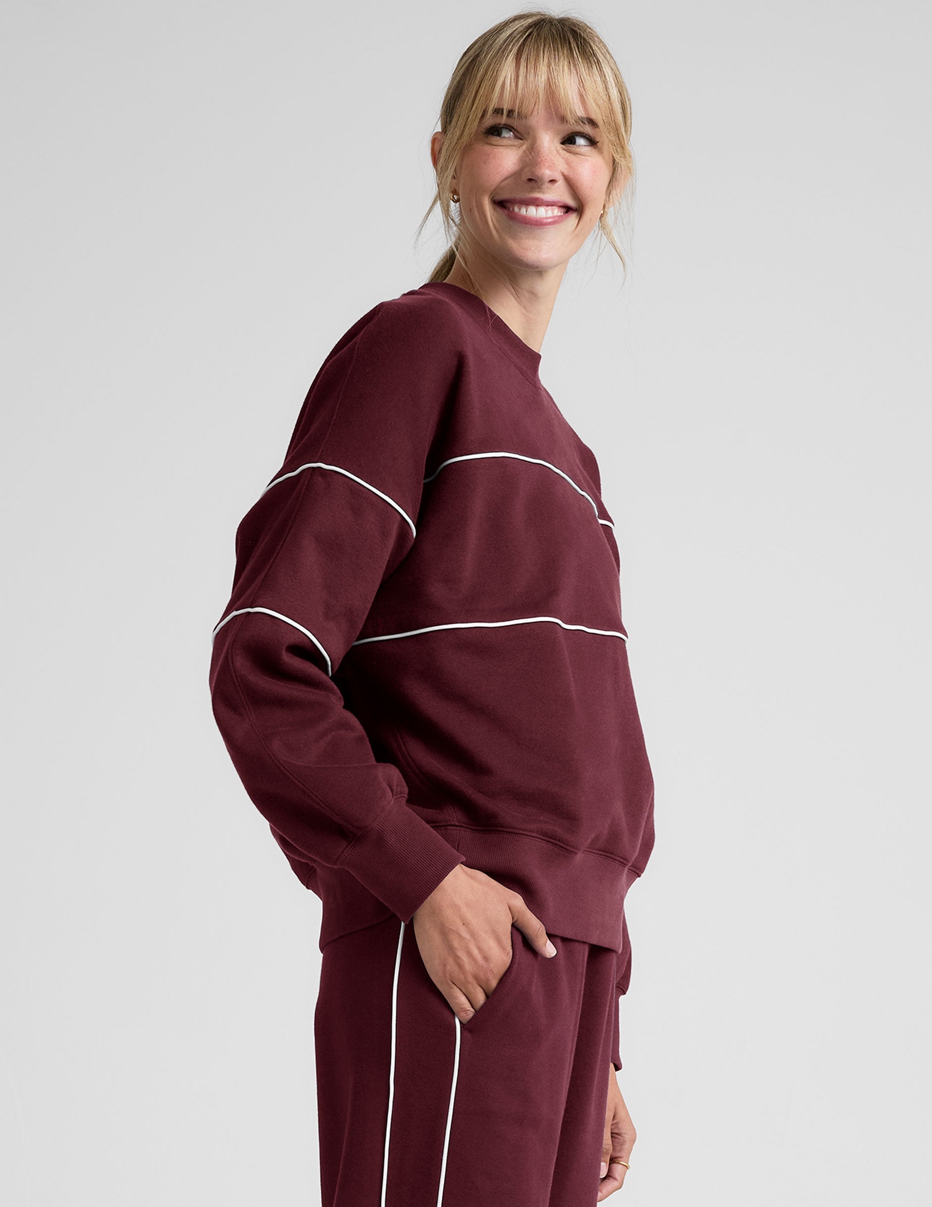 Women's LuxeFleece Oversized Crewneck Sweater: Cozy Comfort with Stylish Contrast Piping