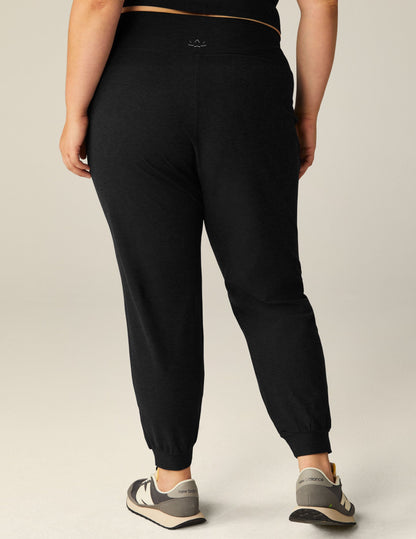 Beyond Yoga Spacedye Midi Jogger: Ultra-Soft Tapered Athleisure Comfort Pants