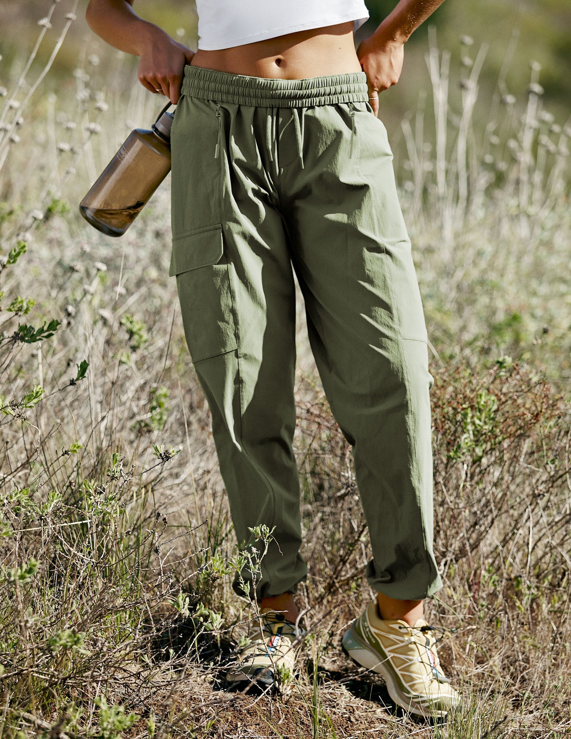 Comfortable Relaxed Fit Cargo Pants with Adjustable Hem and Secure Pockets